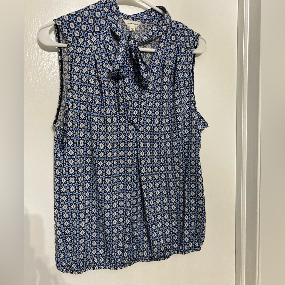 Max Studio sleeveless, tie neck blouse, size L.